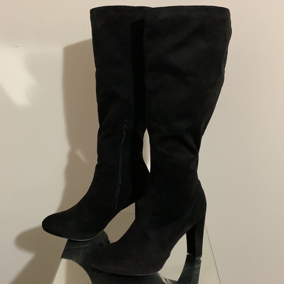 Mid length black boots - Picture 2 of 4